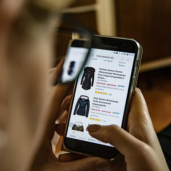 Visual guide on using an e-commerce platform to sell clothing items, showcasing the e-commerce website's features.