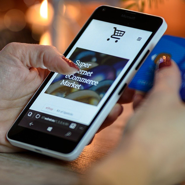 Image illustrating strategies to enhance e-commerce store profitability through effective shopping cart development.